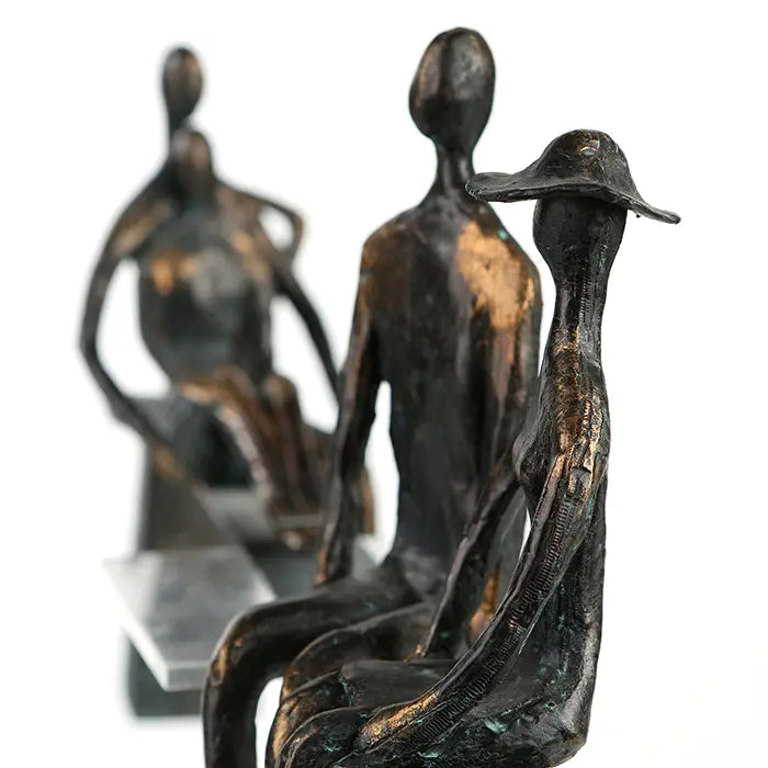 Skulptur – Bronzefarbene Figuren, Schwarze Bank, Strukturierte Oberfläche - Leisure | Gilde