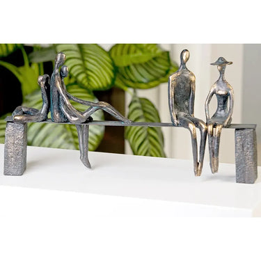 Skulptur – Bronzefarbene Figuren, Schwarze Bank, Strukturierte Oberfläche - Leisure | Gilde