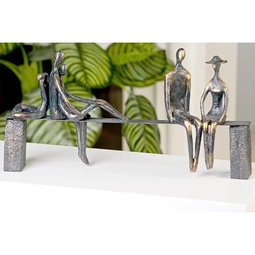 Skulptur – Bronzefarbene Figuren, Schwarze Bank, Strukturierte Oberfläche - Leisure | Gilde