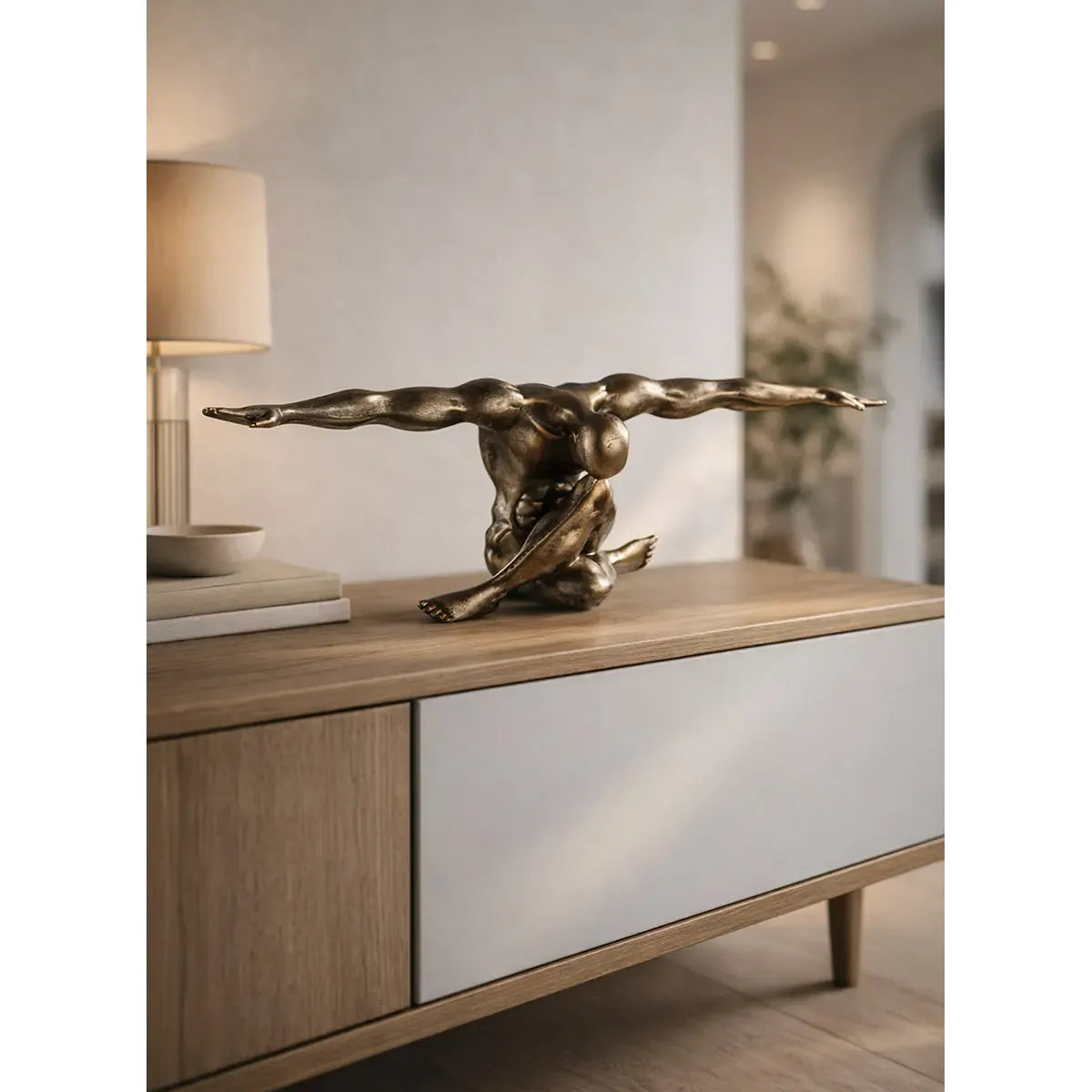 Skulptur – Champagnerfarbe, Antike Optik, Matter Schimmer, Höhe 20 cm - Cliffhanger | Gilde