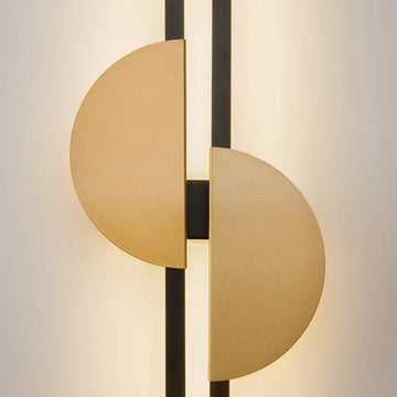 Wall light with black aluminum body, brass half-circle detail and elegant LED design – Skyline | Maytoni