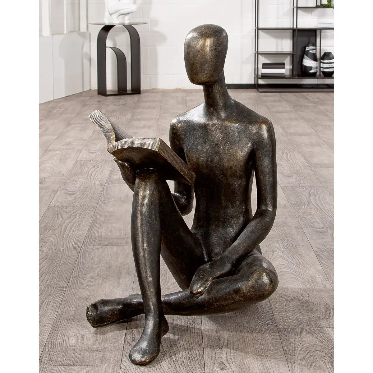 Skulptur – Alte Oberfläche, Bronzefarbene Gestaltung, Lesende Person, 80 cm - Reading | Gilde