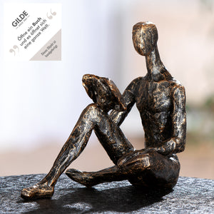 Skulptur – Alte Oberfläche, Bronzefarbene Gestaltung, Lesende Person, 14 cm - Reading | Gilde