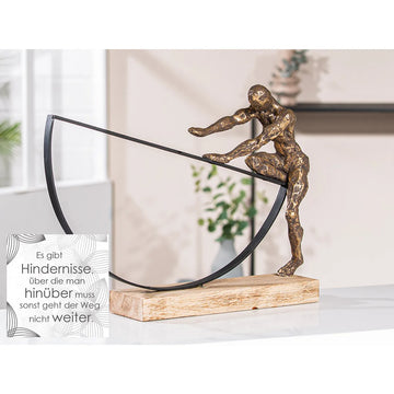 Skulptur – Kletternde Figur, Gebogene Bogenform, Mangoholz Sockel - Uphill | Gilde