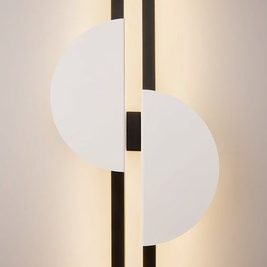 Wandleuchte mit schwarzem Aluminiumkörper, weißem Halbkreis - Detail und modernem LED - Design – Skyline | Maytoni - Esszett Luxury | Stilvolles Wohnen mit Charakter