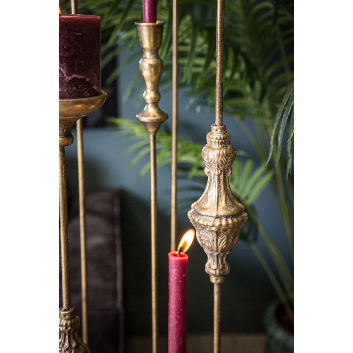 Kerzenständer – Goldenes Metall, Kugelakzent, Schlanke Silhouette, L - Ashley | PTMD