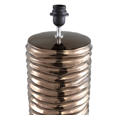 Tischlampe aus Keramik mit kupferfarbenem Glanz und gerippter Form – Rikkah | PTMD