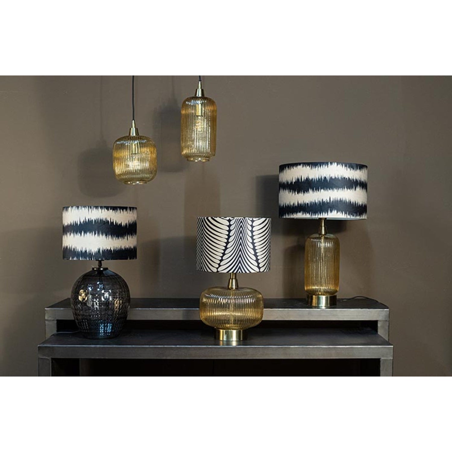 lampe aus Glas, lang, amberfarben mit goldenen Akzenten – Juliet | PTMD - Esszett Luxury | Stilvolles Wohnen mit Charakter