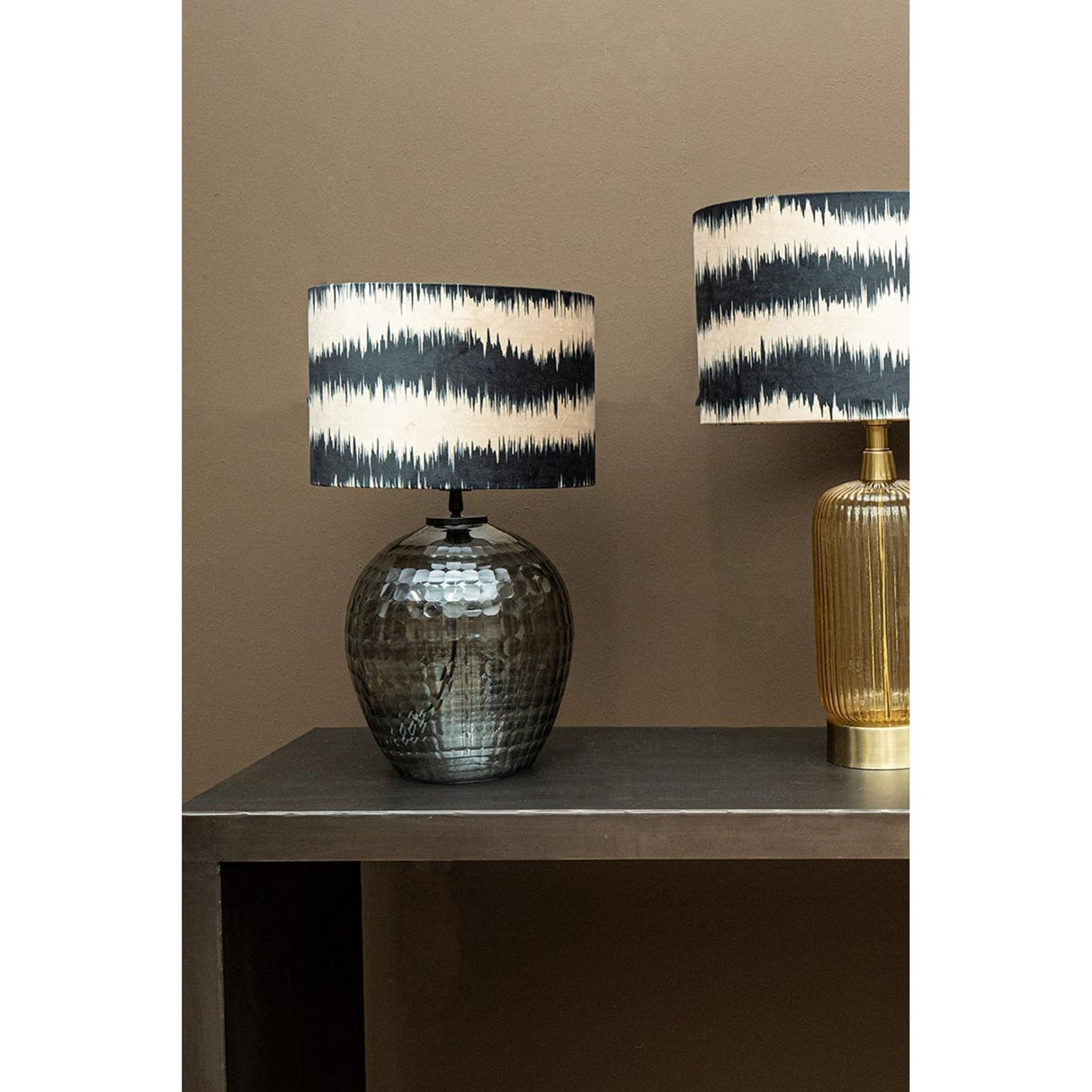 lampe aus Glas, lang, amberfarben mit goldenen Akzenten – Juliet | PTMD - Esszett Luxury | Stilvolles Wohnen mit Charakter
