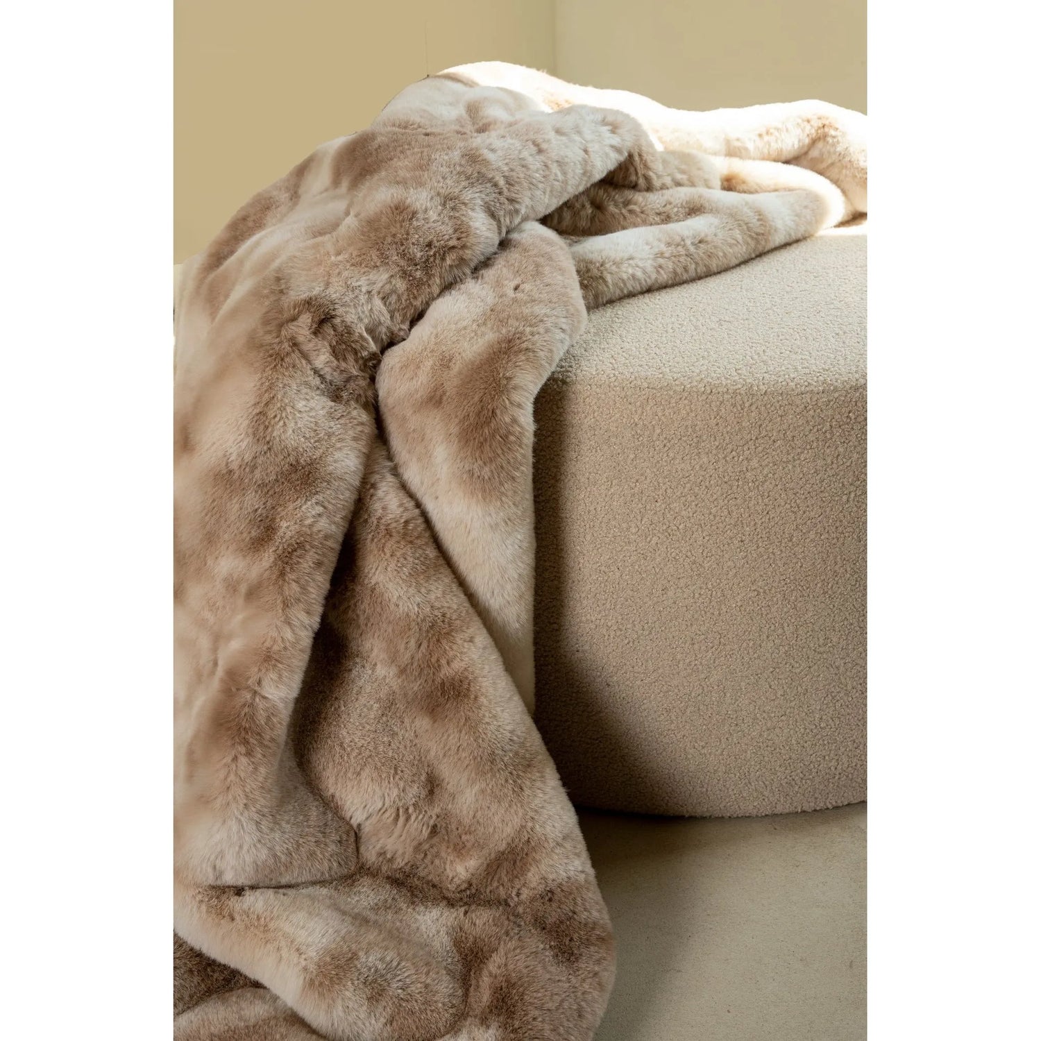 Faux fur blanket with a soft feel and hand-finished craftsmanship in a gift box – Linde | PTMD