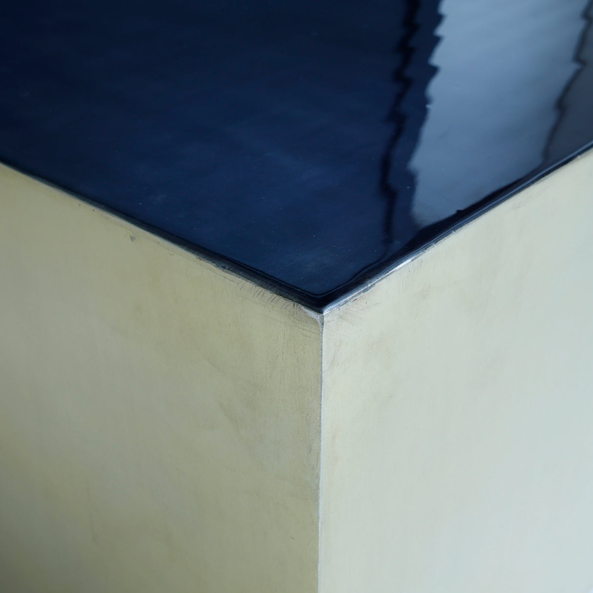 Couchtisch aus Eisen mit quadratischem Schwarzglanz - Design – Irvy | PTMD - Esszett Luxury | Stilvolles Wohnen mit Charakter