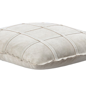 Kissen Taupe aus Wildleder mit Karomuster und Reißverschluss L – Cobie | PTMD - Esszett Luxury | Stilvolles Wohnen mit Charakter