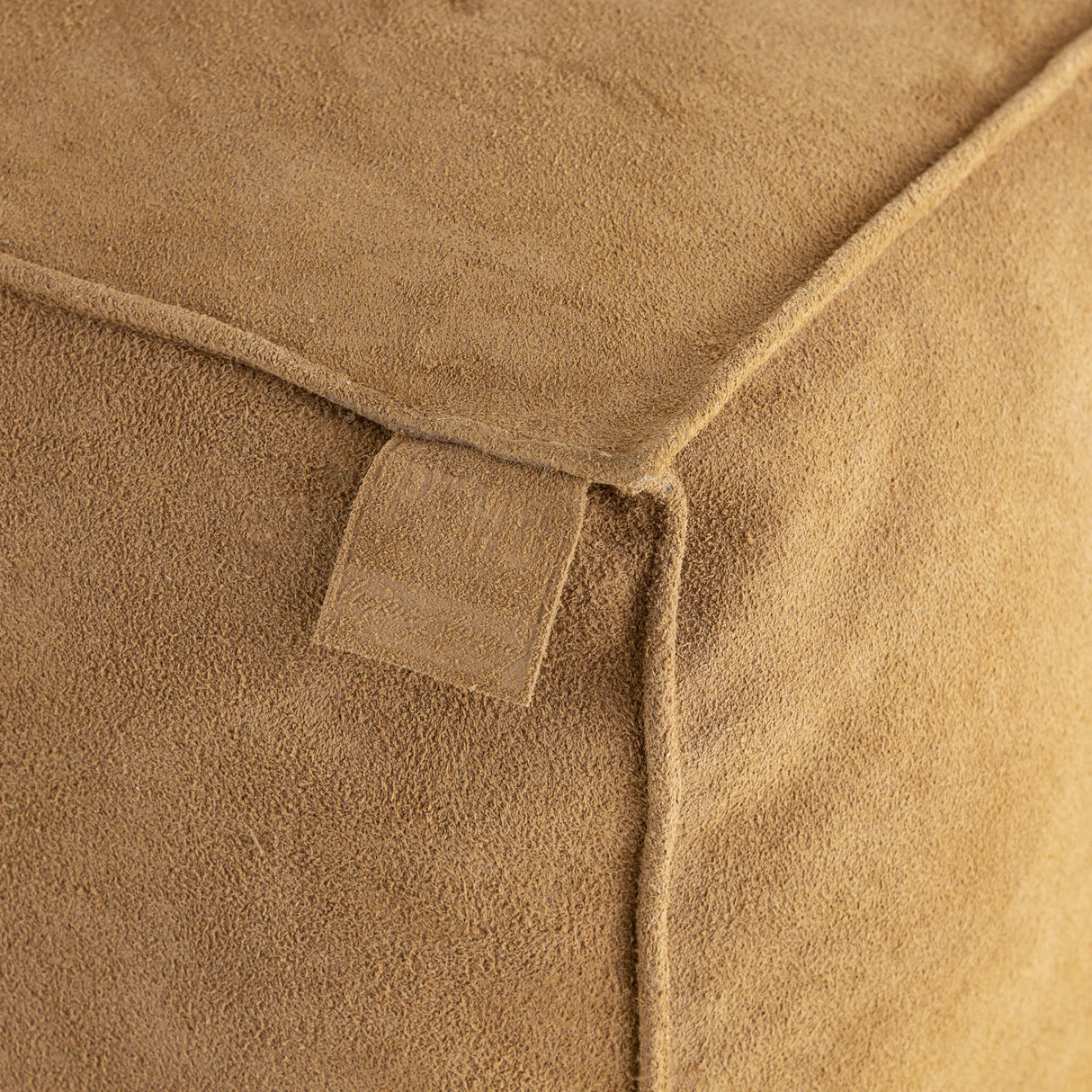 Hocker rechteckig aus Wildleder mit handgefertigtem Finish und dekorativer Naht – Marieke | PTMD - Esszett Luxury | Stilvolles Wohnen mit Charakter