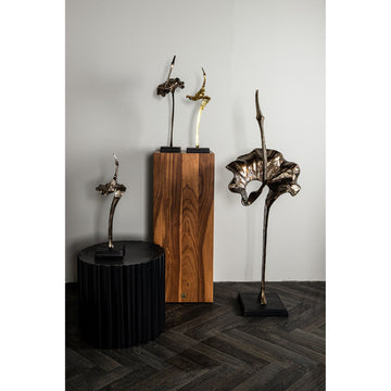 Statue – Messing Aluminium, Schwarze Basis, Skulpturales Design, S - Yobie | PTMD