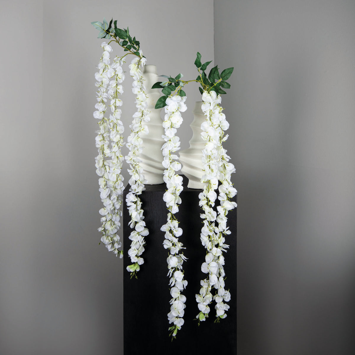 künstliche blume Glyzinie hängend mit filigraner Struktur und dekorativer Ausführung – Garden Flower | PTMD - Esszett Luxury | Stilvolles Wohnen mit Charakter