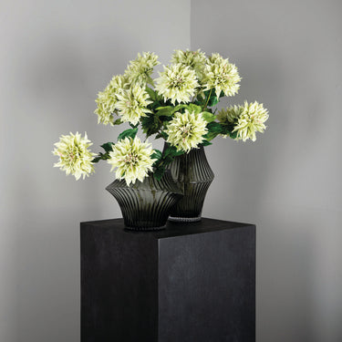 Kunstblume aus Polyester mit Dahlienblüte & grünen Blättern – Dahlia Flower | PTMD - Esszett Luxury | Stilvolles Wohnen mit Charakter