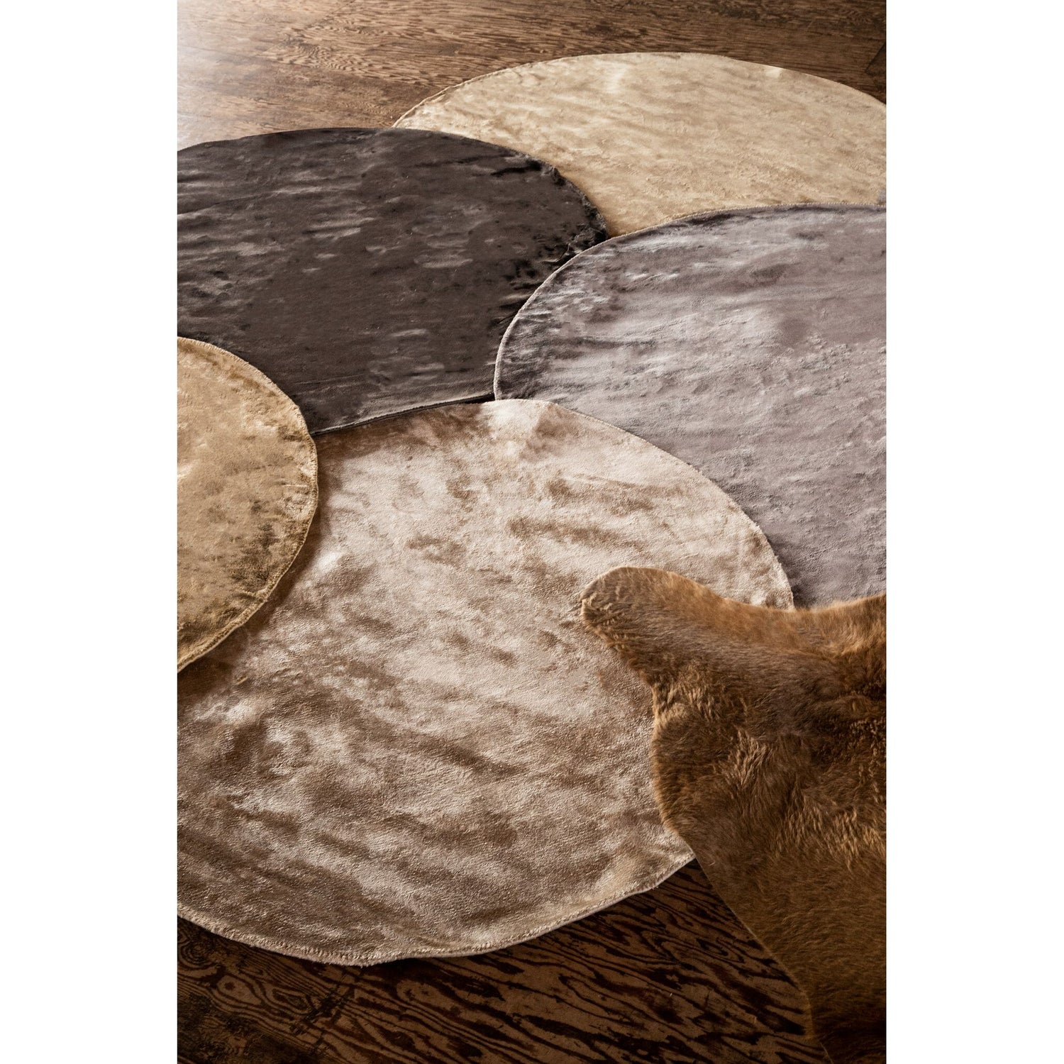 Rug - Hand-Woven Viscose, Round Design, Black Hue, Soft Touch, S - Flavia | PTMD