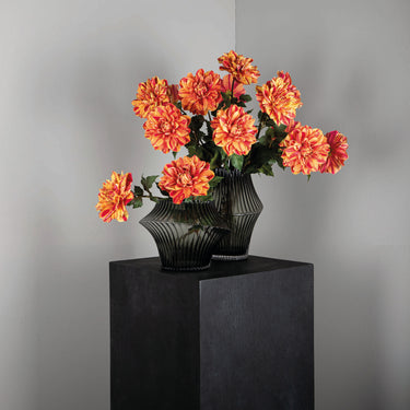 Kunstblume aus Polyester mit Dahlienblüte & zweifarbigen Blättern – Dahlia Flower | PTMD - Esszett Luxury | Stilvolles Wohnen mit Charakter
