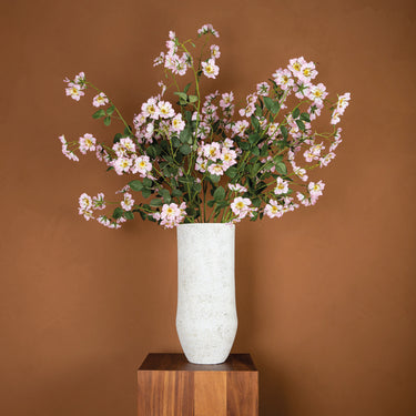 Kunstblume aus Polyester & Stoff mit Wildrosen - Spray & Blattdetail – Rose Flower | PTMD - Esszett Luxury | Stilvolles Wohnen mit Charakter