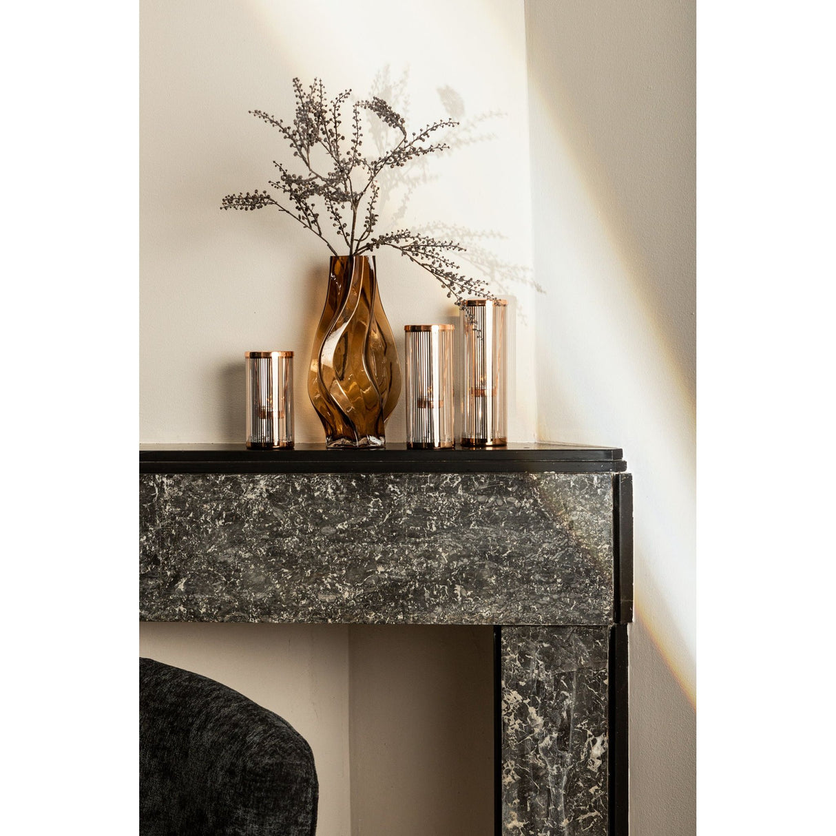 Windlicht aus Glas und Metall, gestreiftes Design, dekorative Struktur – Ella | PTMD - Esszett Luxury | Stilvolles Wohnen mit Charakter