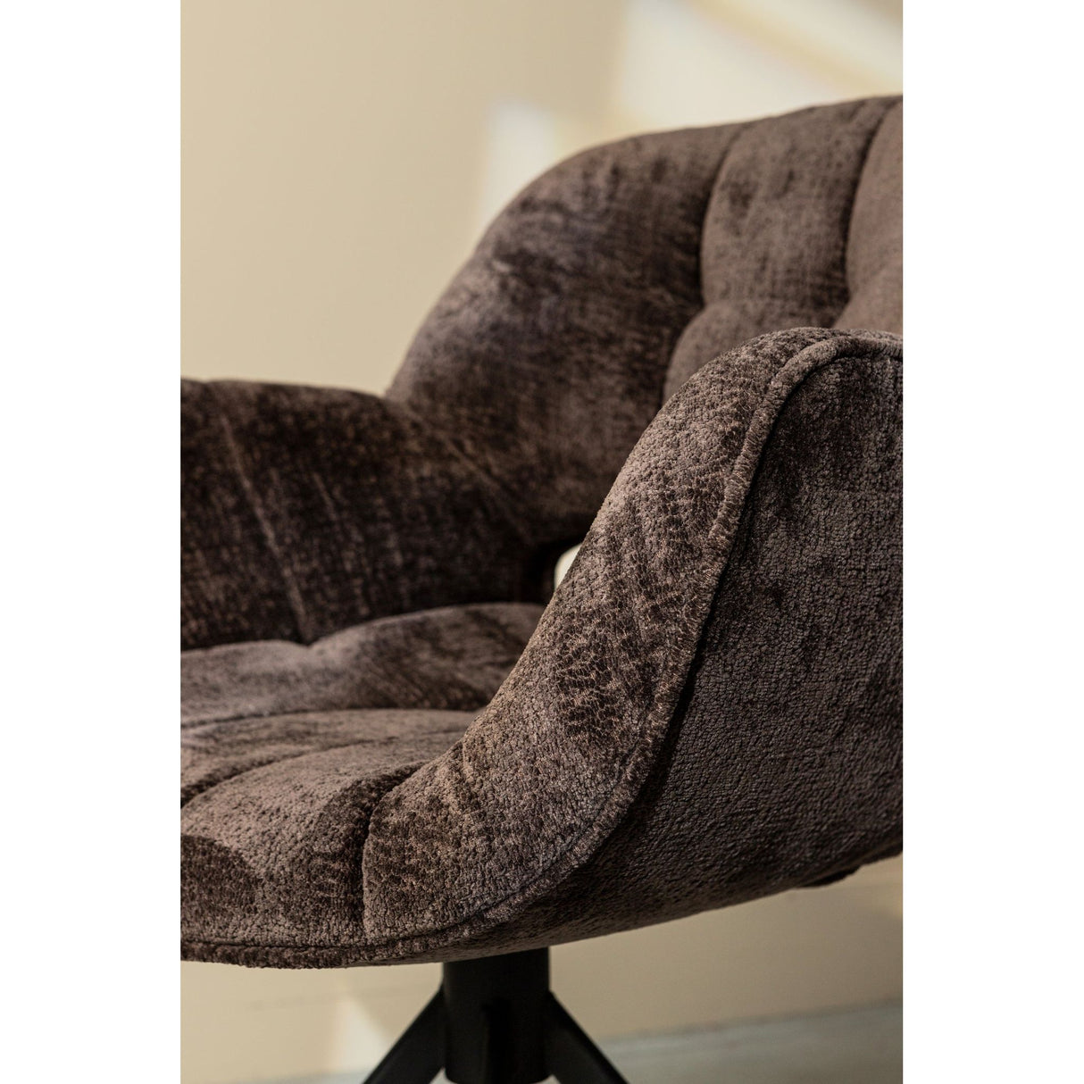 Stuhl aus Polyesterstoff, weiches gepolstertes Finish, Schalensitz mit Rückenöffnung – Link | PTMD - Esszett Luxury | Stilvolles Wohnen mit Charakter