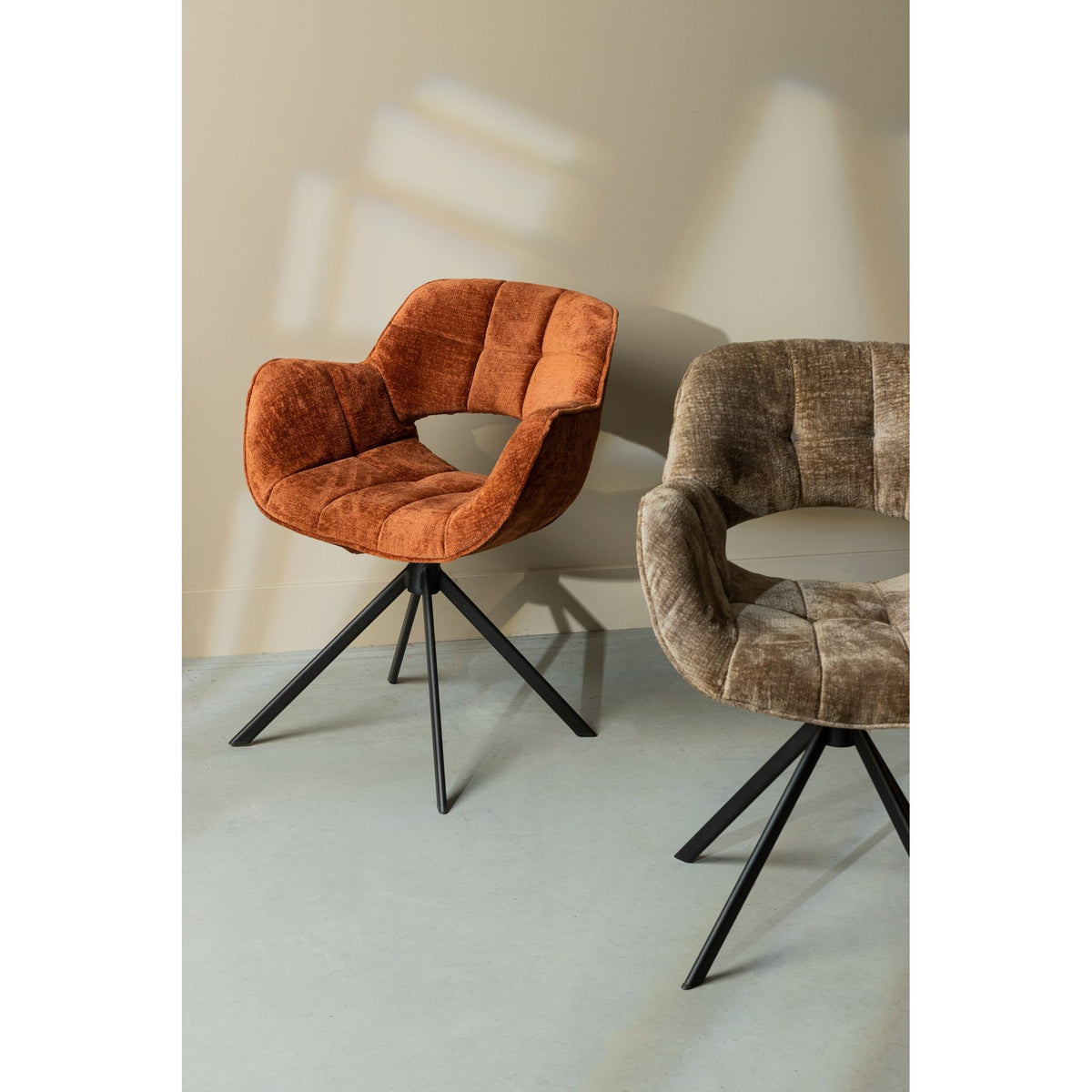 Stuhl aus Polyesterstoff, weiches gepolstertes Finish, Schalensitz mit Rückenöffnung – Link | PTMD - Esszett Luxury | Stilvolles Wohnen mit Charakter