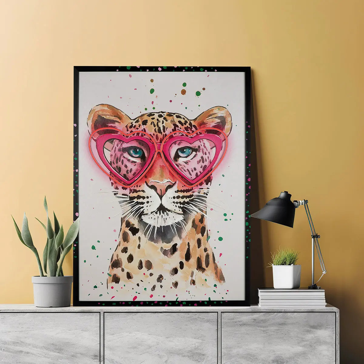 Wandbild – Ausdrucksstarkes Leopardmotiv, Glänzende Leinwand, Rosafarbene Akzente, 83 cm - Leo Love | Gilde