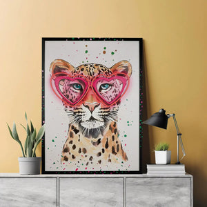 Wandbild – Ausdrucksstarkes Leopardmotiv, Glänzende Leinwand, Rosafarbene Akzente, 83 cm - Leo Love | Gilde