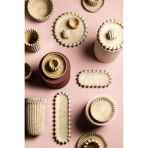 Tablett – Rundes Design, Linien Struktur, Kleiner Rand, Creme – Cheyene | PTMD