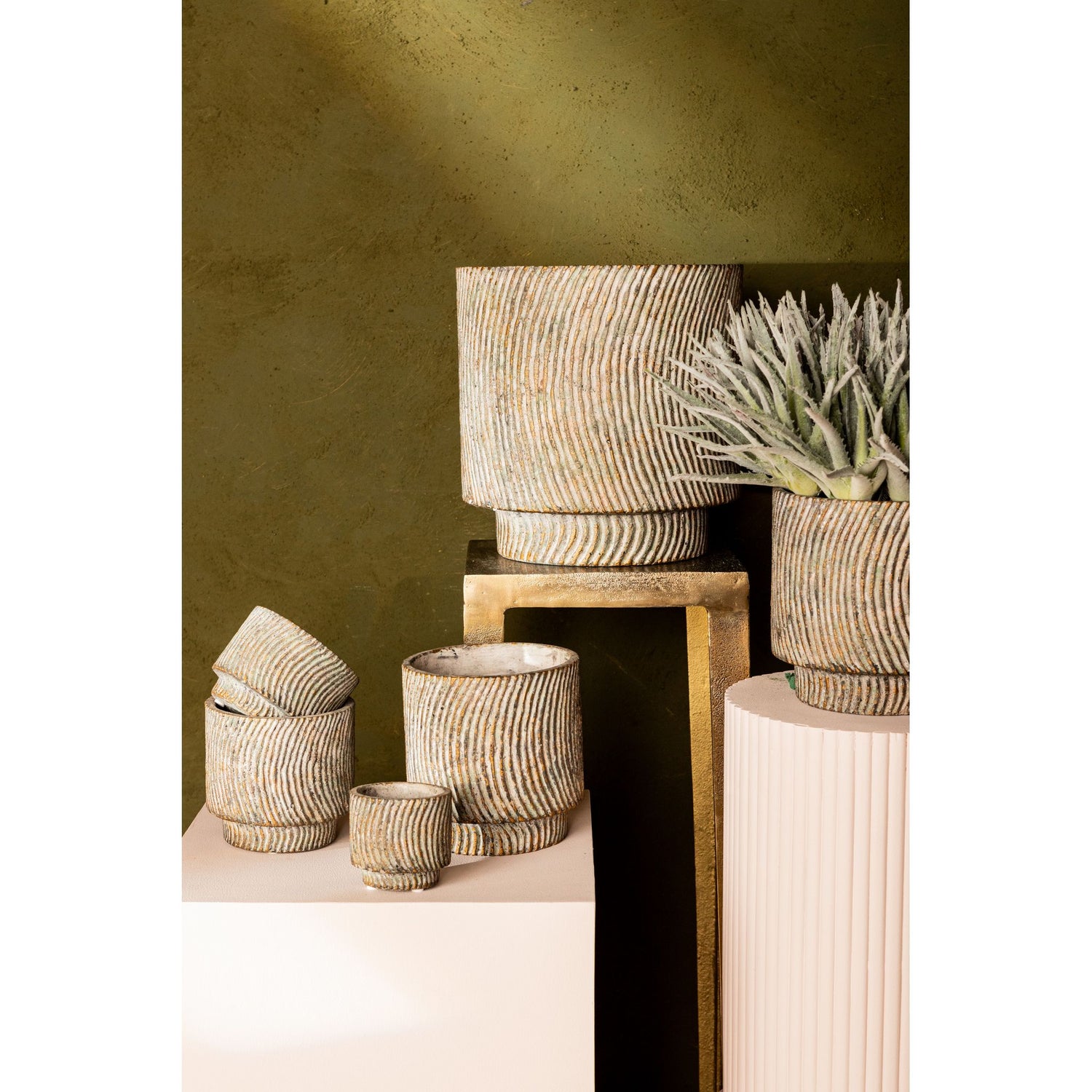 Pot - Grey Cement, Round Shape, Line Pattern, Large Format, L - Nigel | PTMD