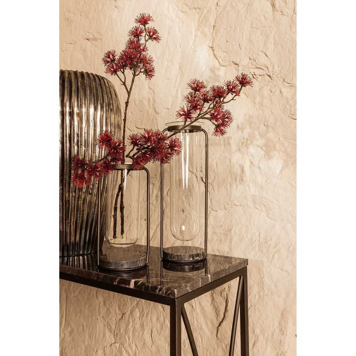 Vase aus massivem Glas, runde Form, Metall - und Marmorsockel – Kirsa S | PTMD - Esszett Luxury | Stilvolles Wohnen mit Charakter