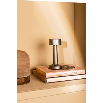 LED-Tischlampe – Aluminium Gehäuse, Flacher Rundschirm, Silber Farbgebung – Saraann | PTMD
