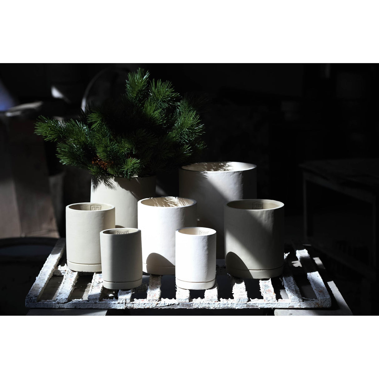 Blumentopf - Zylindrischer Zement, Runde Form, Matte Oberfläche, Taupe, S – Vik | PTMD
