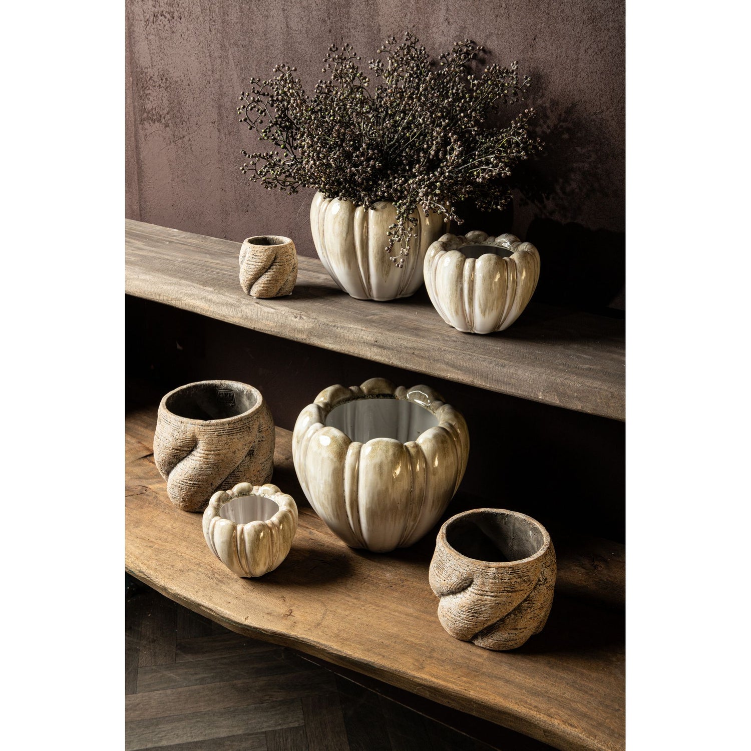 Blumentopf – Taupe Farbe, Wirbel Design, Zement Material, Niedrige Form, M – Evanthia | PTMD
