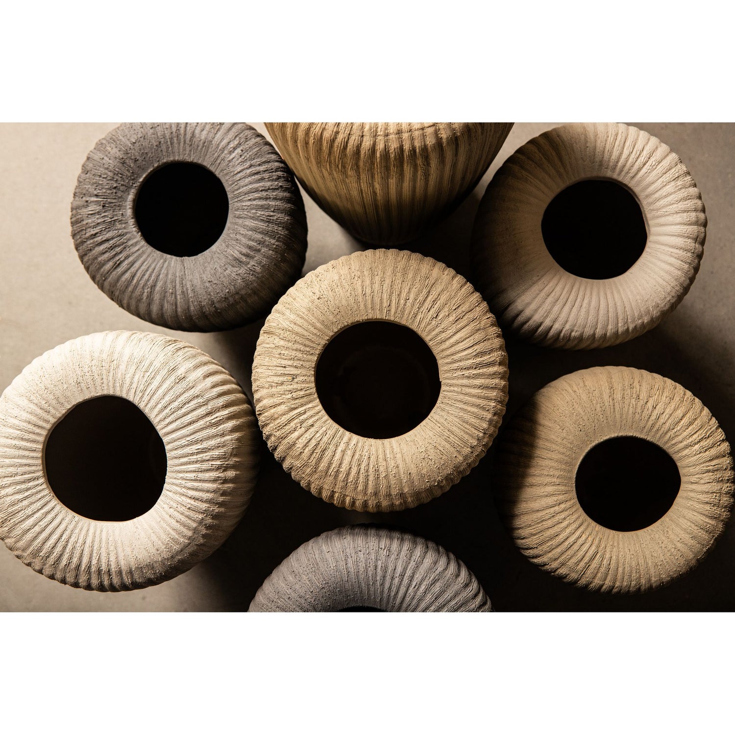 Topf – Linienstruktur Design, Runde Form, Cremefarbe, Keramikmaterial, S – Zinet | PTMD