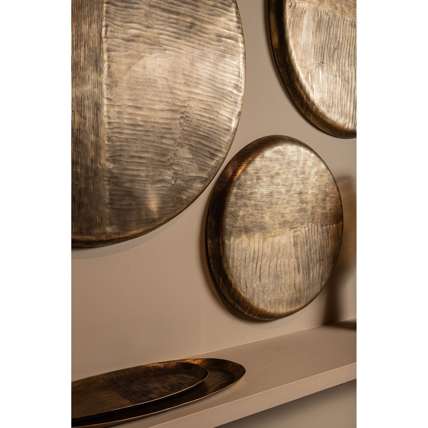 Wandpanel – Geripptes Design, Runde Form, Aluminium Material, Gold, L– Jowad | PTMD