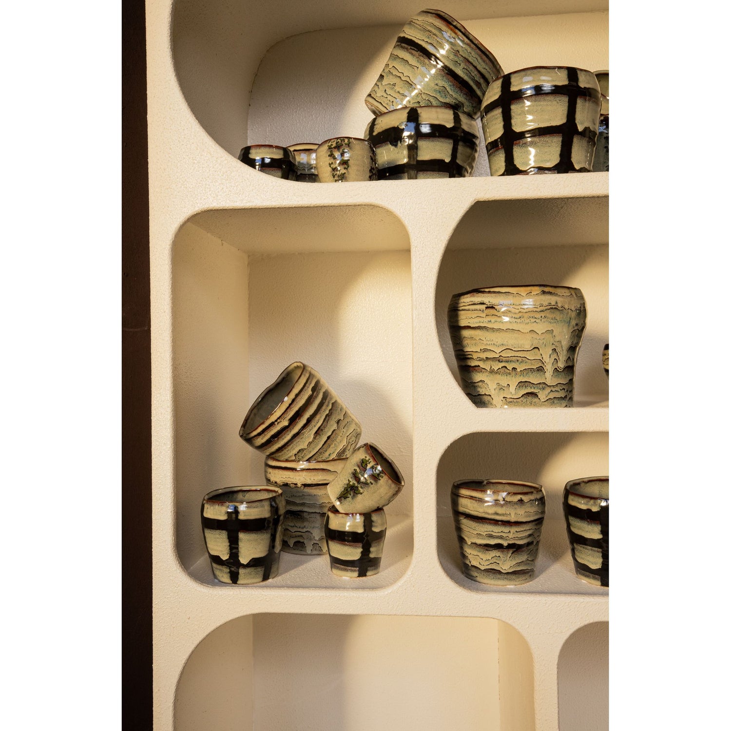 Flowerpot – Grey Surface, Round Shape, Striped Pattern, Ceramic Material, XL – Arpit | PTMD