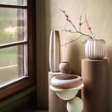 Vase – Sand Farbton, Glas Material, Geripptes Design, Niedrige Form – Levente | PTMD