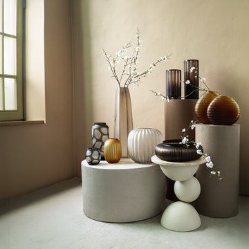 Vase – Sand Farbton, Glas Material, Geripptes Design, Niedrige Form – Levente | PTMD