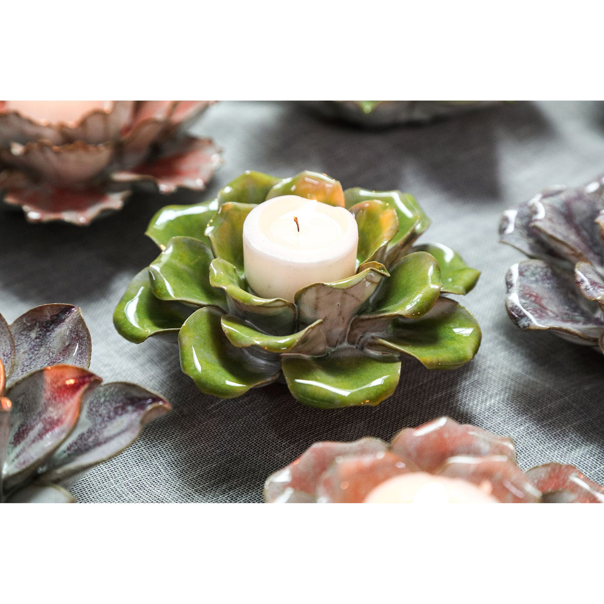 Teelichthalter – Keramik Material, Grün Ton, Blumen Form, A – Cleorae | PTMD