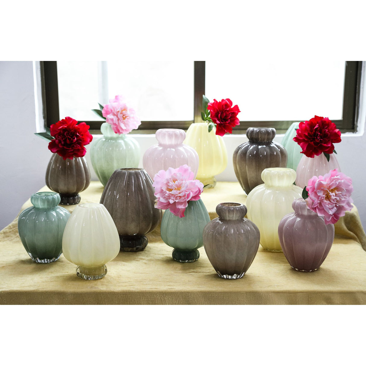 Vase – Gerippte Struktur, Milchglas Material, Creme, Mit Fuß, L – Syamer | PTMD