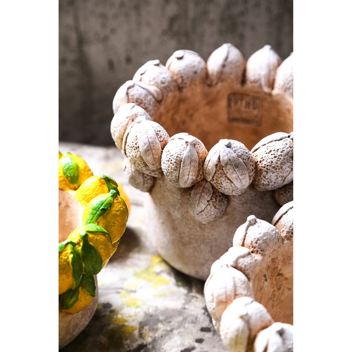 Blumentopf – Runde Form, Zement Material, Zitronen Muster, Creme Oberfläche, L – Latesha | PTMD