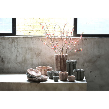 Blumentopf – Graue Farbe, Gerippte Linienstruktur, Zement Material, L – Raffay | PTMD