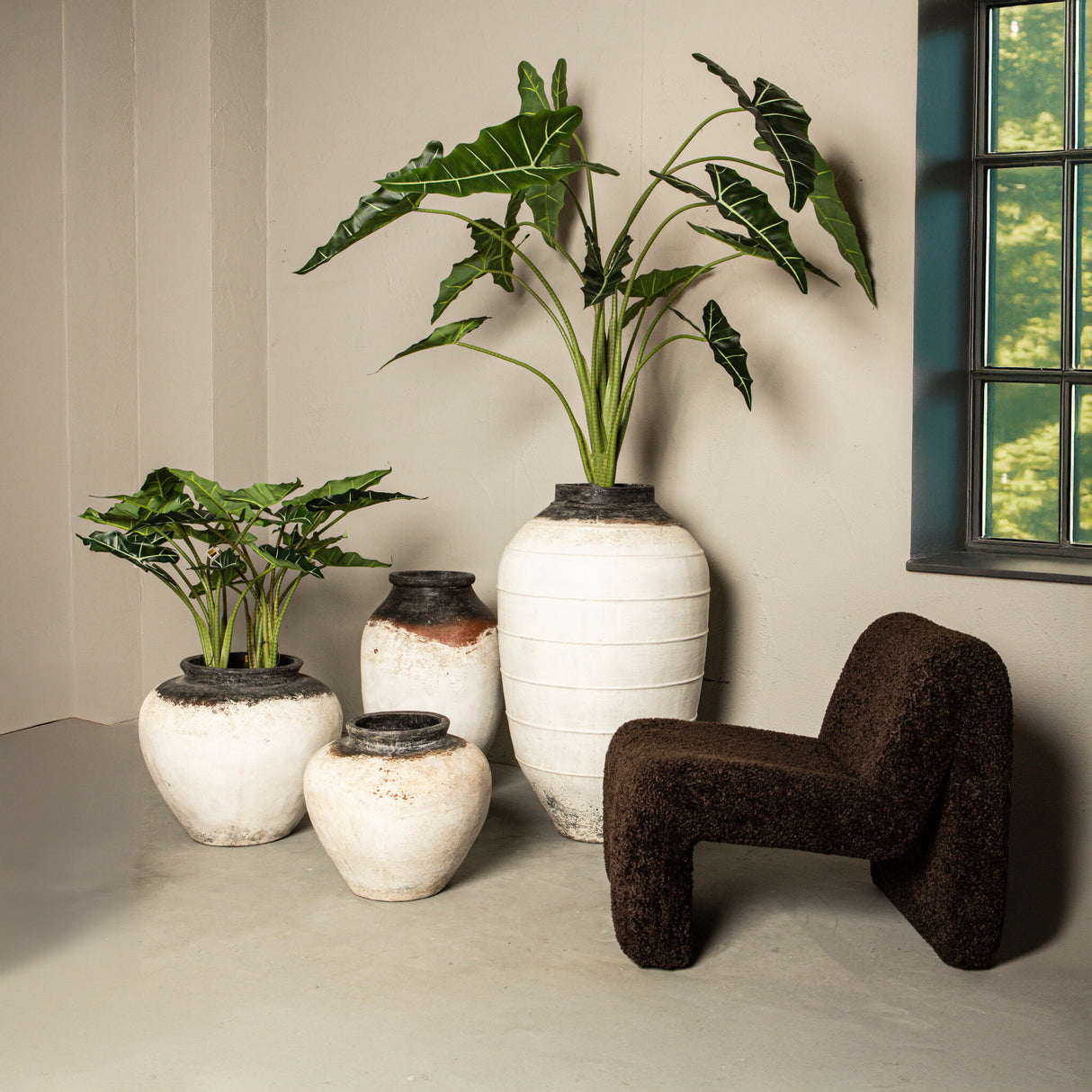Pot – white surface, round shape, dark rim, M – Jinsu | PTMD