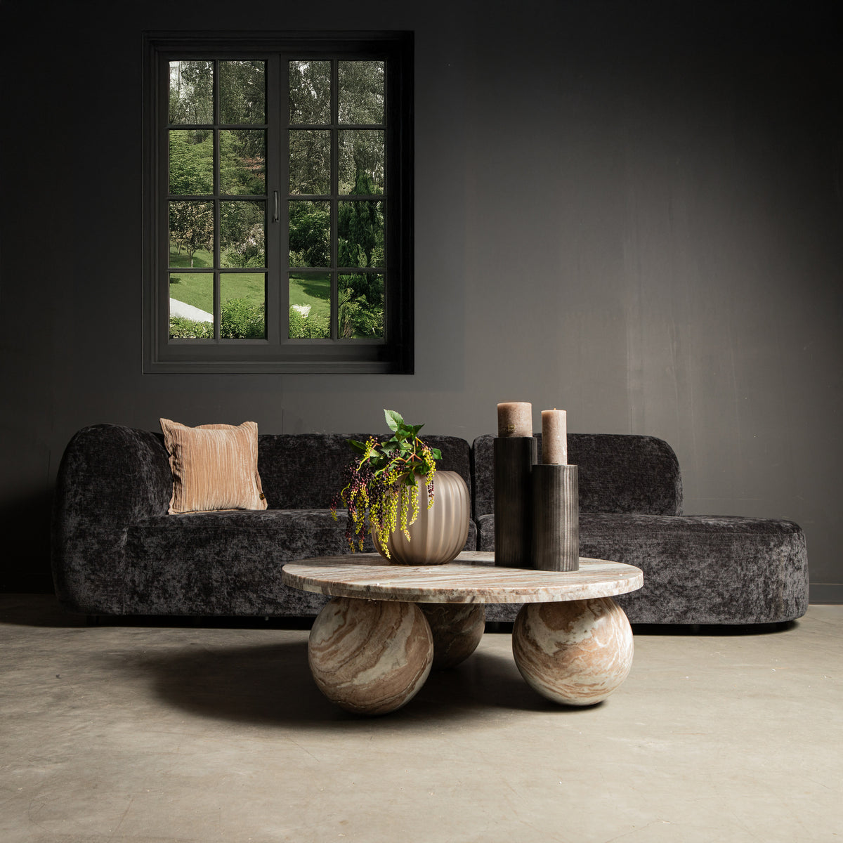 Coffee table – Marble, round, beige/natural, 3-sphere base, sculptural design – Diro | PTMD