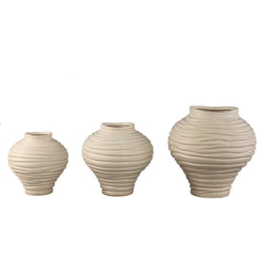Vase – Beigefarbene Oberfläche, Runde Form, Bauchige Form, Gerippte Struktur, Keramik, M – Mickie | PTMD