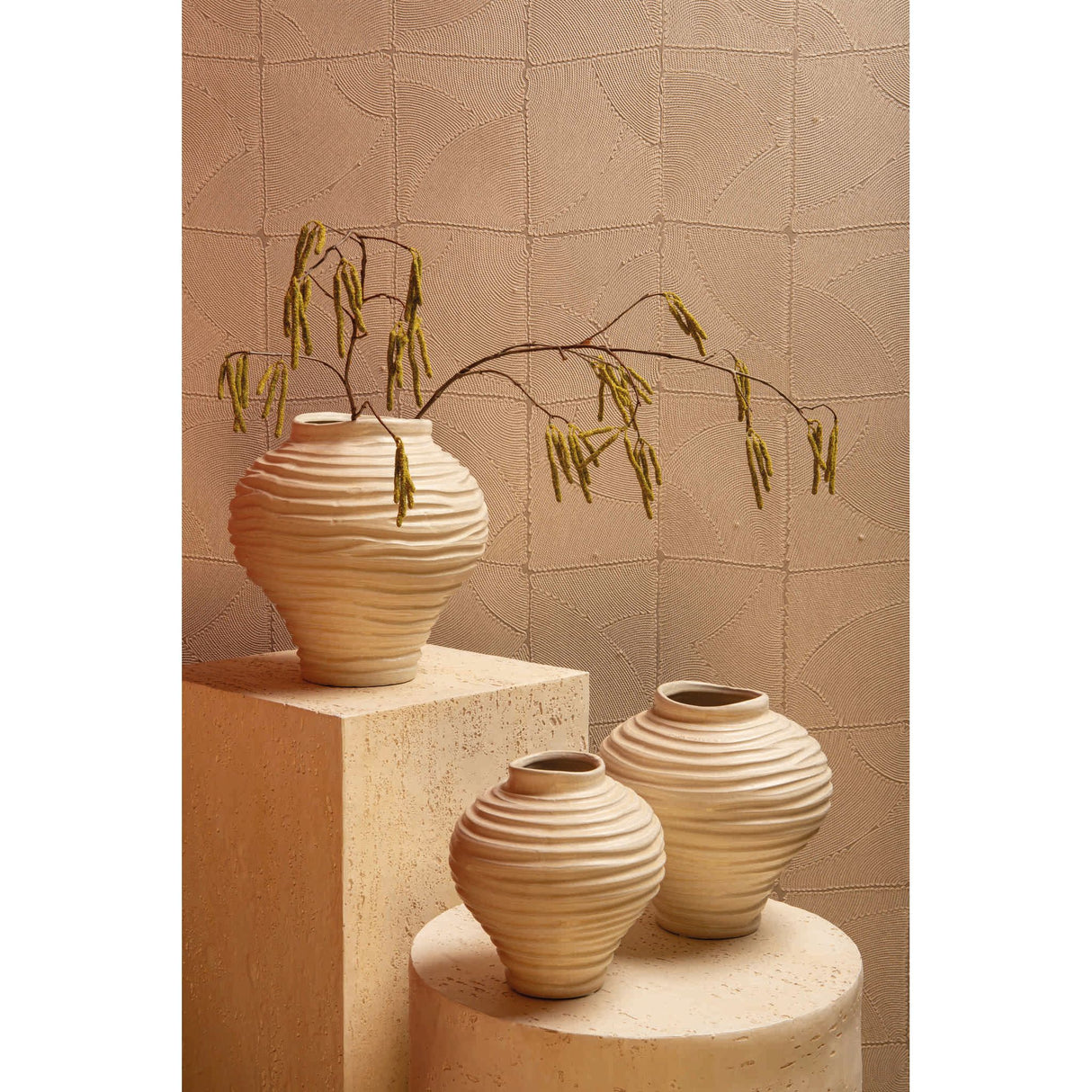 Vase – Beigefarbene Oberfläche, Runde Form, Bauchige Form, Gerippte Struktur, Keramik, M – Mickie | PTMD