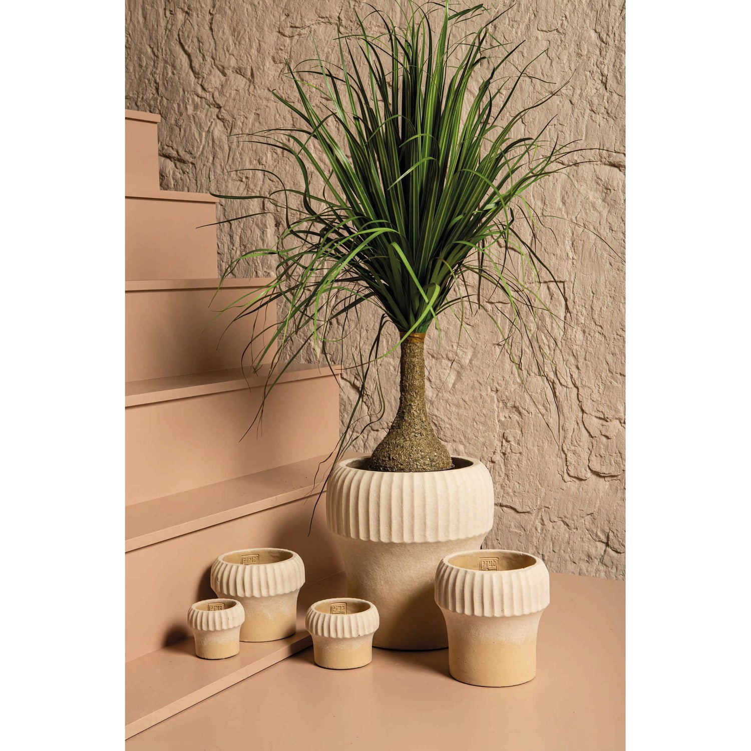 Blumentopf – Gerippter Rand, Runde Form, Beige Oberfläche, Zement Material, XL – Emilee | PTMD