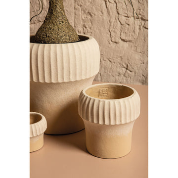 Blumentopf – Gerippter Rand, Runde Form, Beige Oberfläche, Zement Material, L – Emilee | PTMD