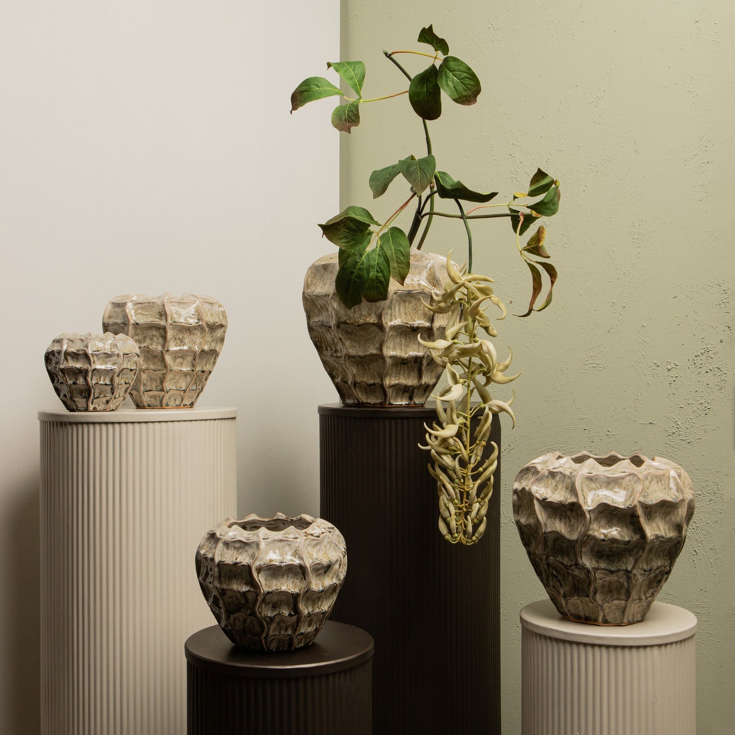 Pot – Cream-colored surface, Round shape, Wavy structure, Stoneware, XXL – Cedric | PTMD
